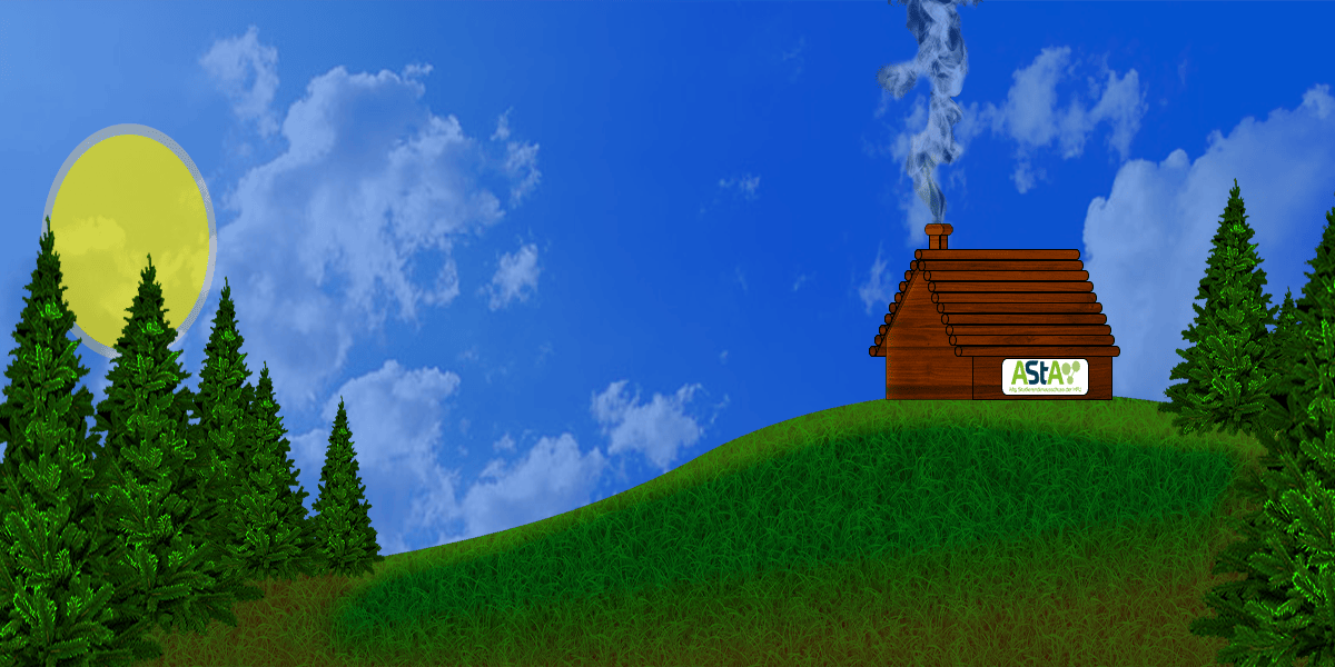 Eine Holzhütte mit dem AStA Logo auf einer grünen Wiese nahe einem Nadelwald.