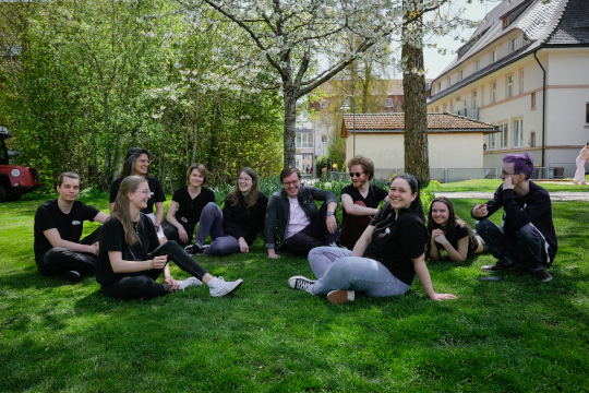 Ein Gruppenbild der Fachschaftsvertretung mit ehemaligen, aktuellen und zukünftigen Mitgliedern an der Fakultät DM