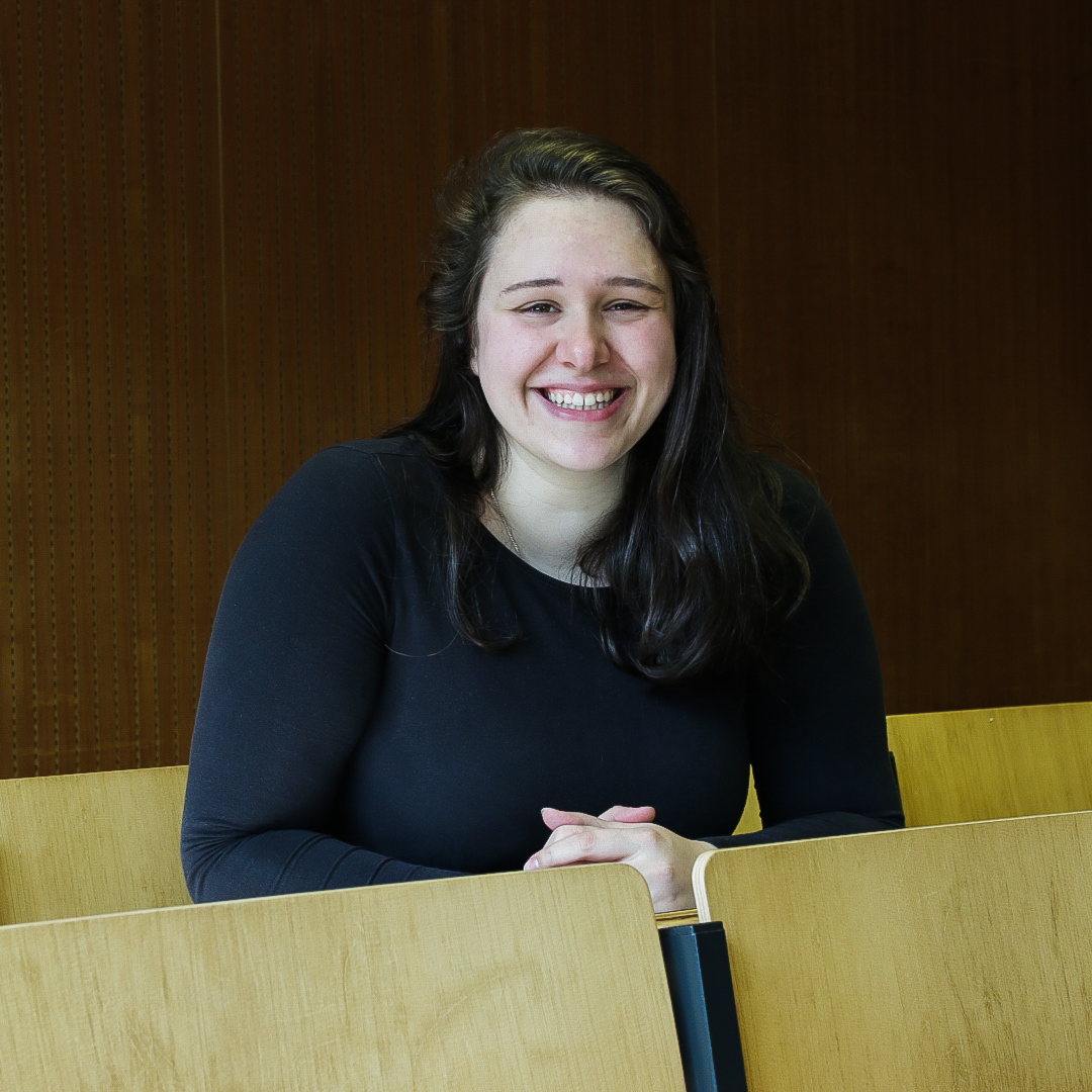 Bild einer lächelnden jungen Frau