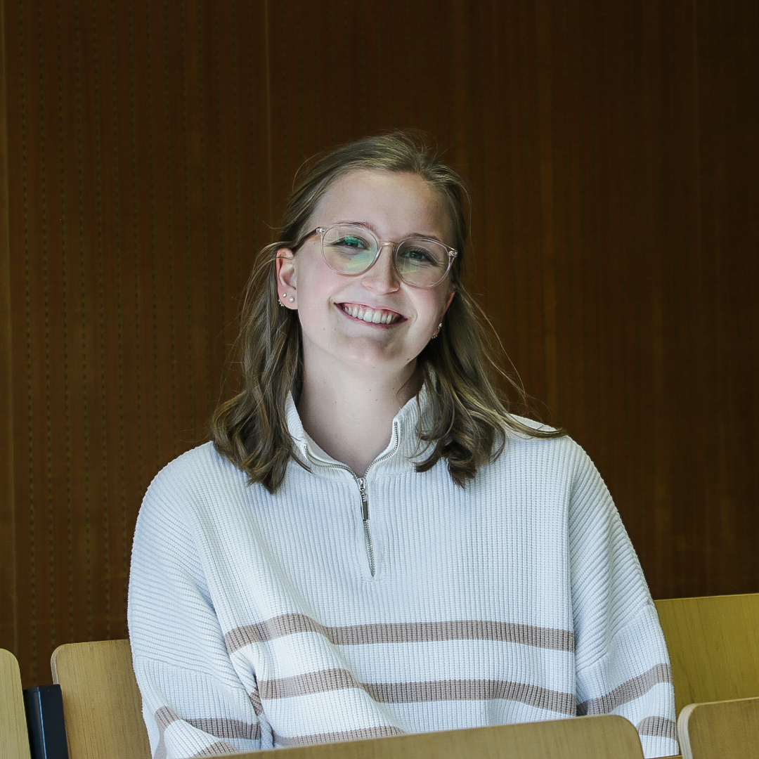 Bild einer lächelnden jungen Frau