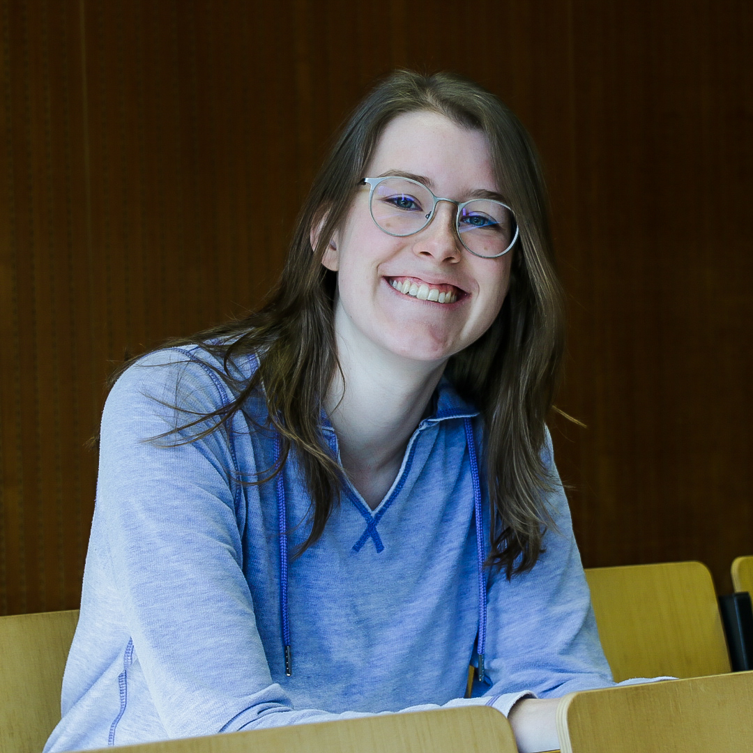 Bild einer lächelnden jungen Frau